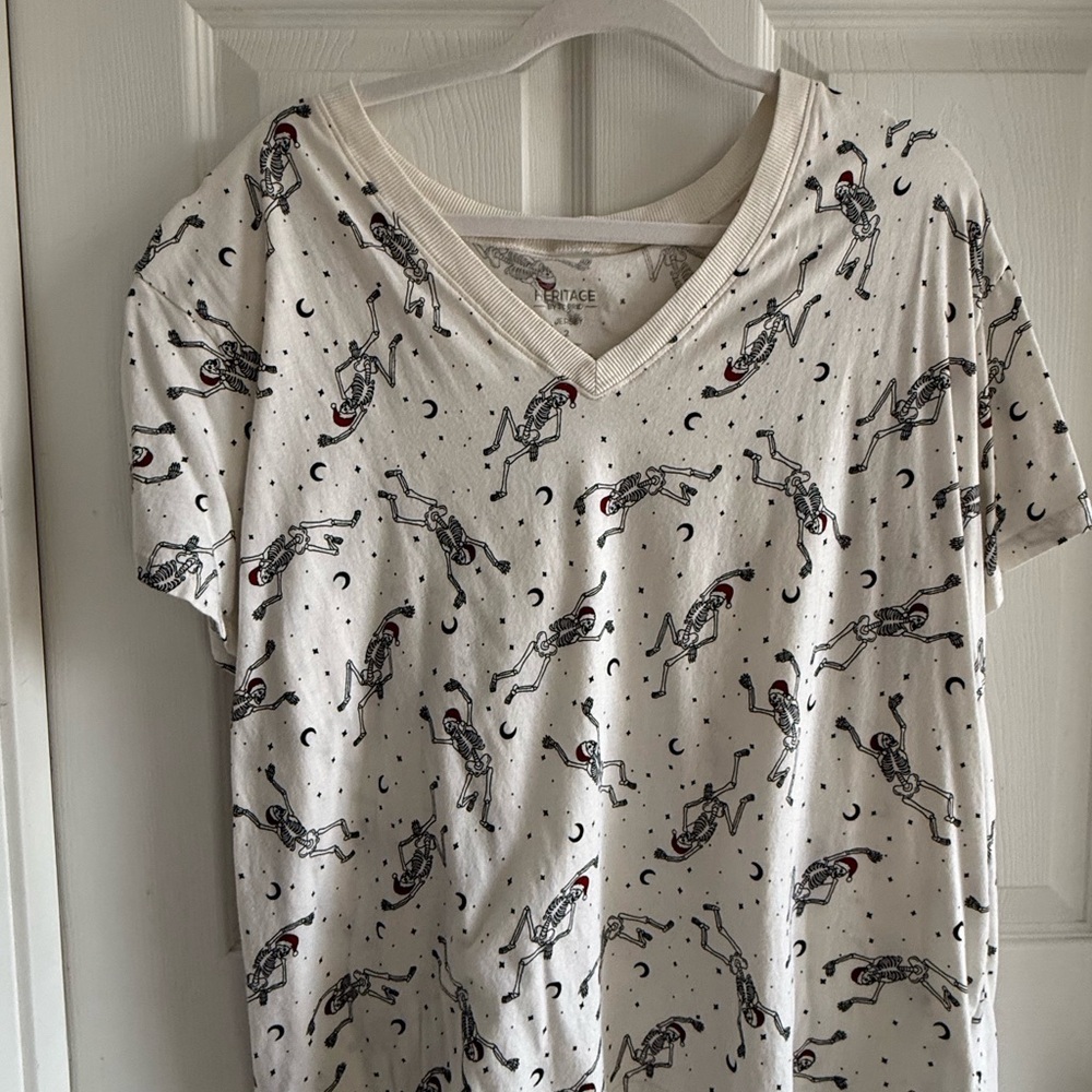 torrid White V-Neck Short Sleeve Santa Skeleton Print Top - Picture 2 of 4